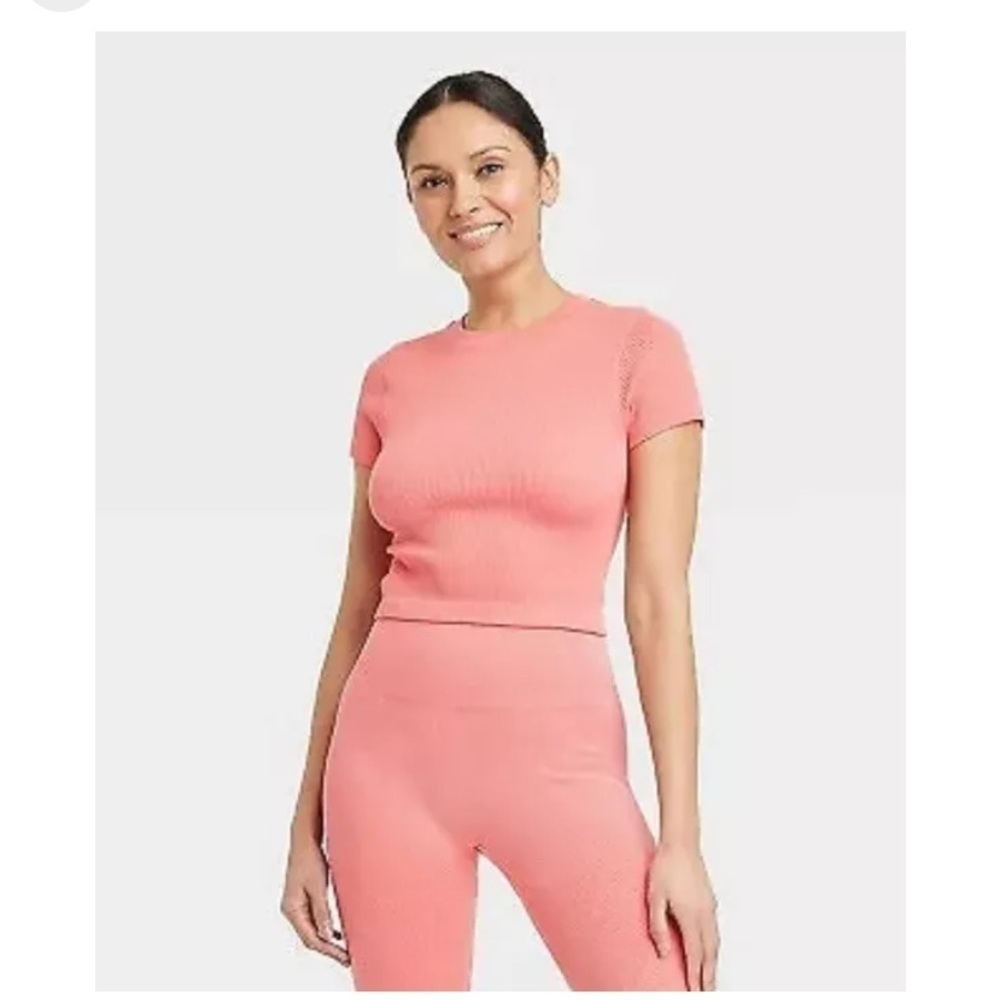 JoyLab Women's Seamless T-
Shirt cropped Coral Pink New
